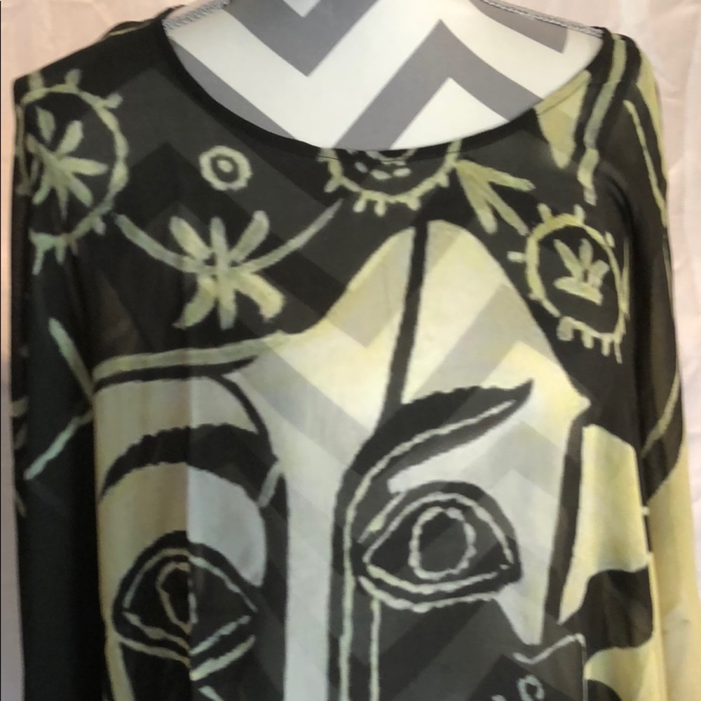 Awesome “face” blouse - Picture 3 of 6